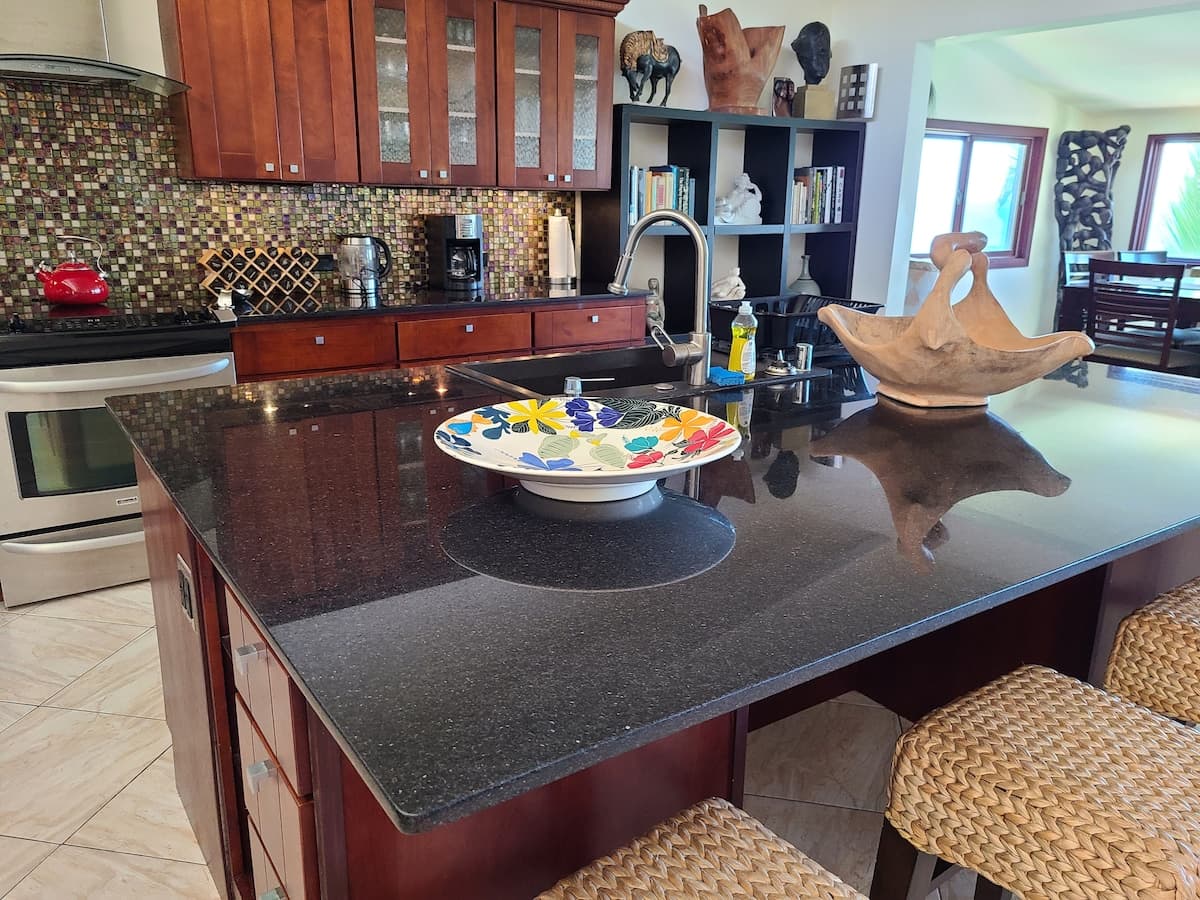 Home in Hilo · ★5.0 · 3 bedrooms · 4 beds · 2 baths - Photo 3