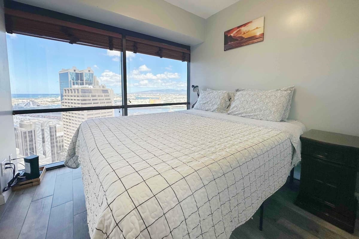 Condo in Honolulu · ★4.79 · 3 bedrooms · 5 beds · 1 private bath - Photo 2