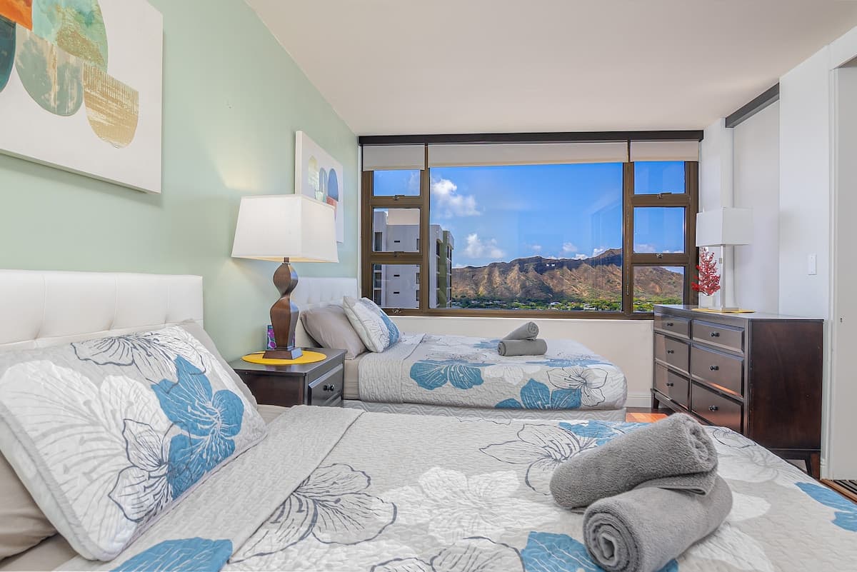 Condo in Honolulu · ★4.85 · 1 bedroom · 3 beds · 1 private bath - Photo 2