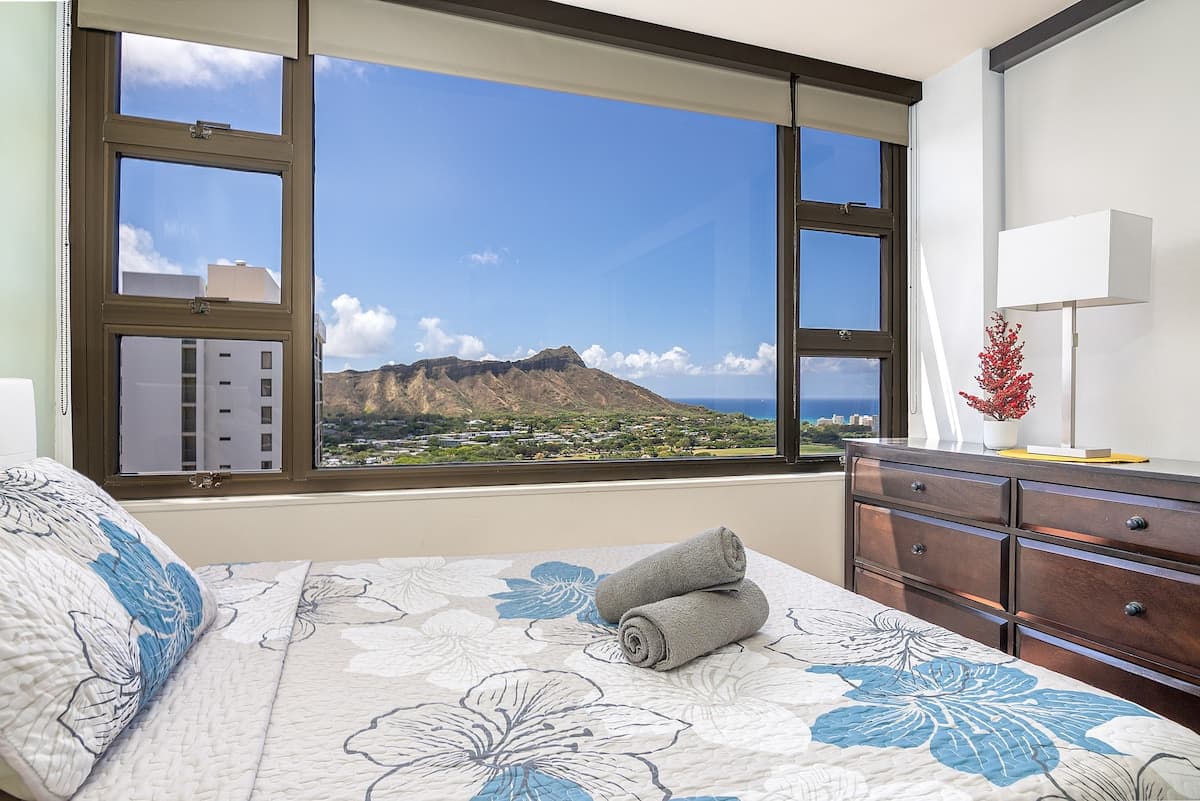 Condo in Honolulu · ★4.85 · 1 bedroom · 3 beds · 1 private bath - Photo 5