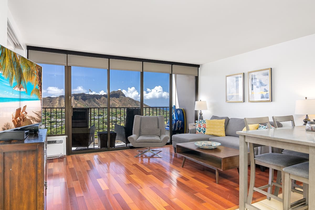 Condo in Honolulu · ★4.85 · 1 bedroom · 3 beds · 1 private bath - Photo 1