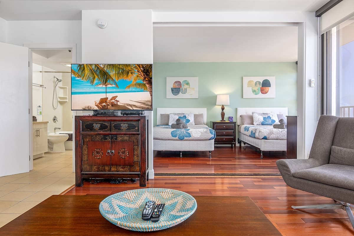 Condo in Honolulu · ★4.85 · 1 bedroom · 3 beds · 1 private bath - Photo 4