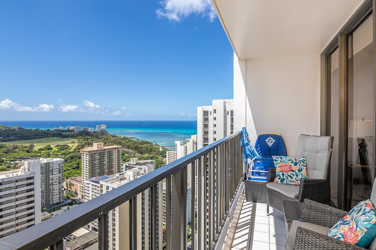 Condo in Honolulu · ★4.85 · 1 bedroom · 3 beds · 1 private bath - Photo 3