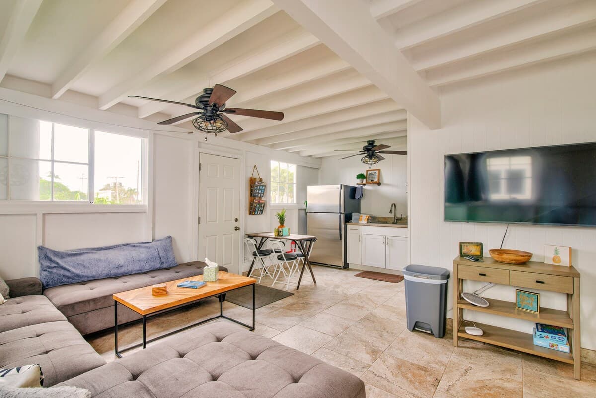 Home in Hilo · ★4.9 · 2 bedrooms · 2 beds · 1.5 private baths - Photo 2