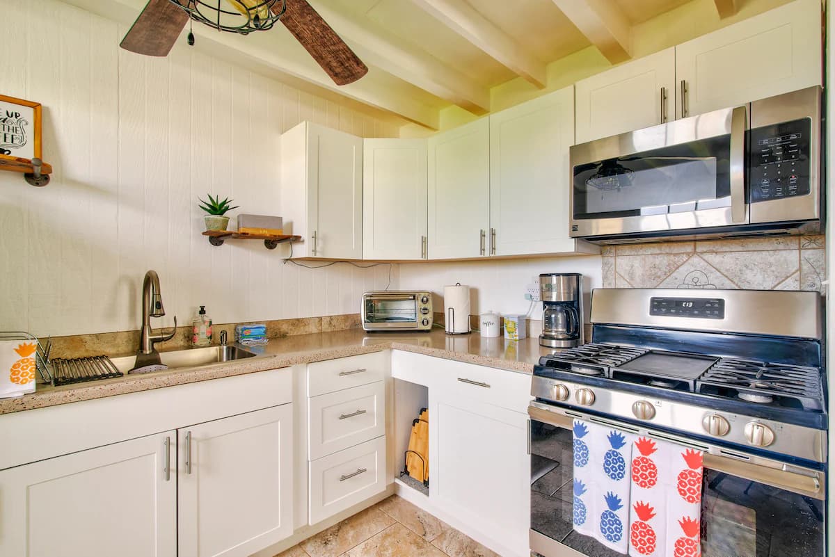 Home in Hilo · ★4.9 · 2 bedrooms · 2 beds · 1.5 private baths - Image 13