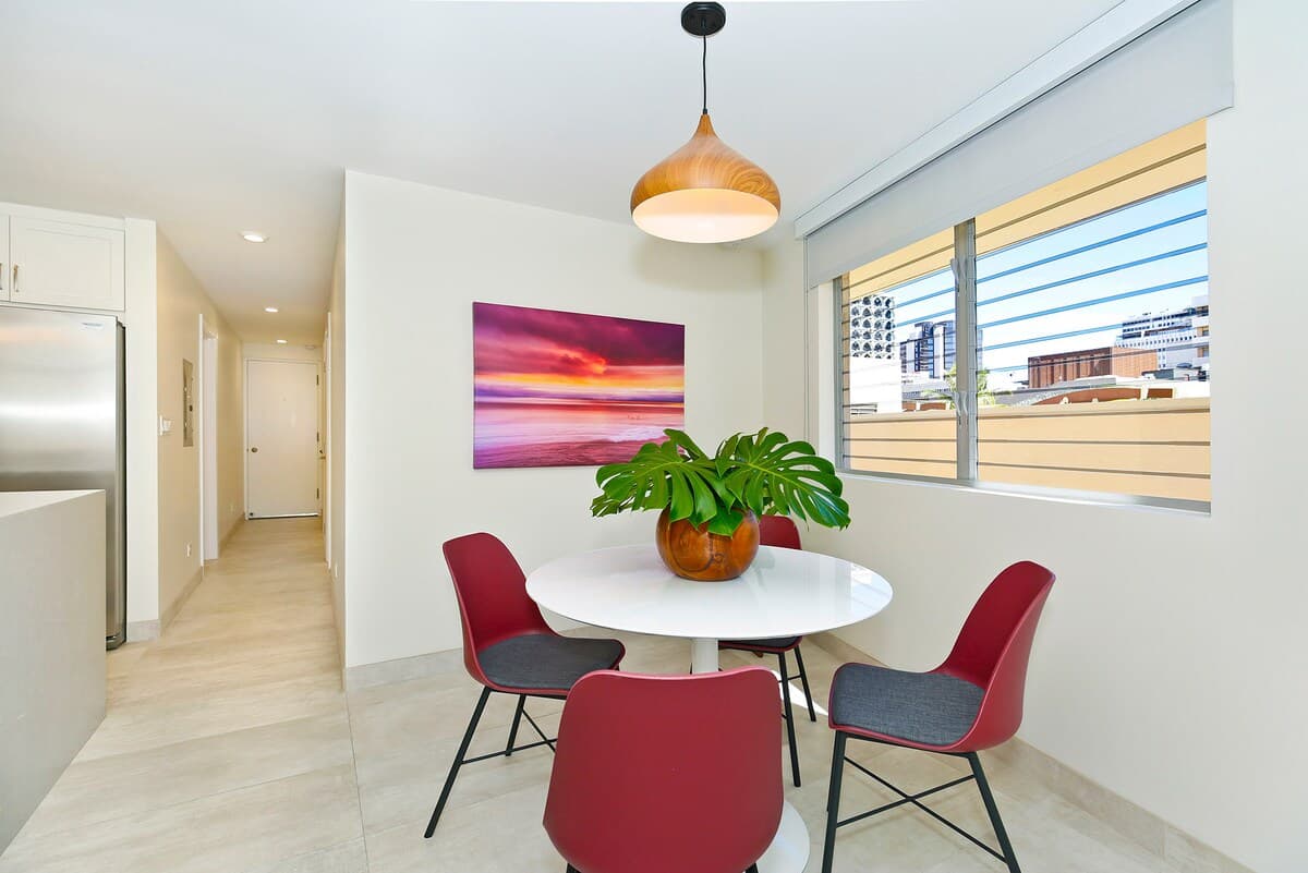 Condo in Honolulu · ★4.74 · 2 bedrooms · 3 beds · 1 private bath - Photo 4