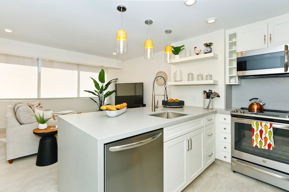 Condo in Honolulu · ★4.74 · 2 bedrooms · 3 beds · 1 private bath - Photo 2