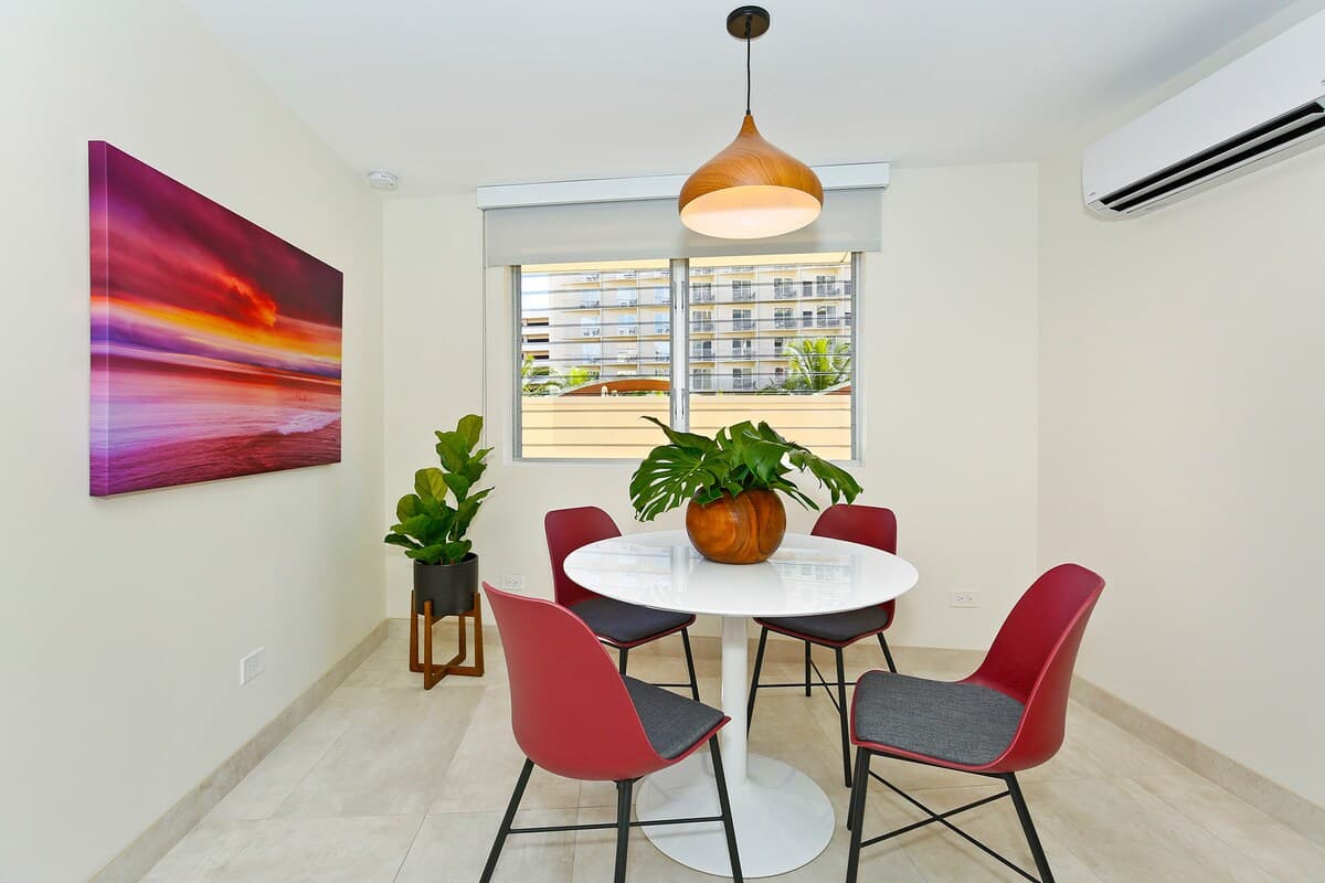 Condo in Honolulu · ★4.74 · 2 bedrooms · 3 beds · 1 private bath - Photo 3