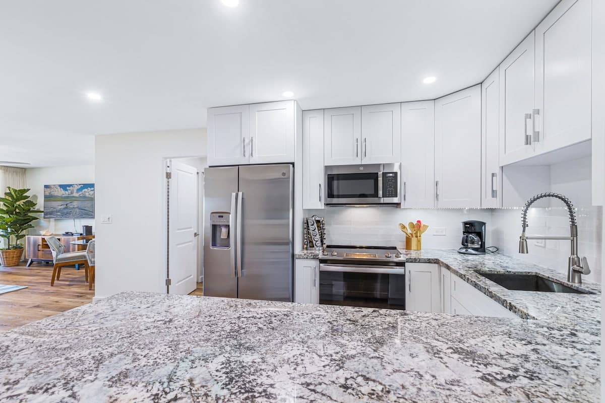 Condo in Lahaina · ★5.0 · 1 bedroom · 2 beds · 2 baths - Photo 5