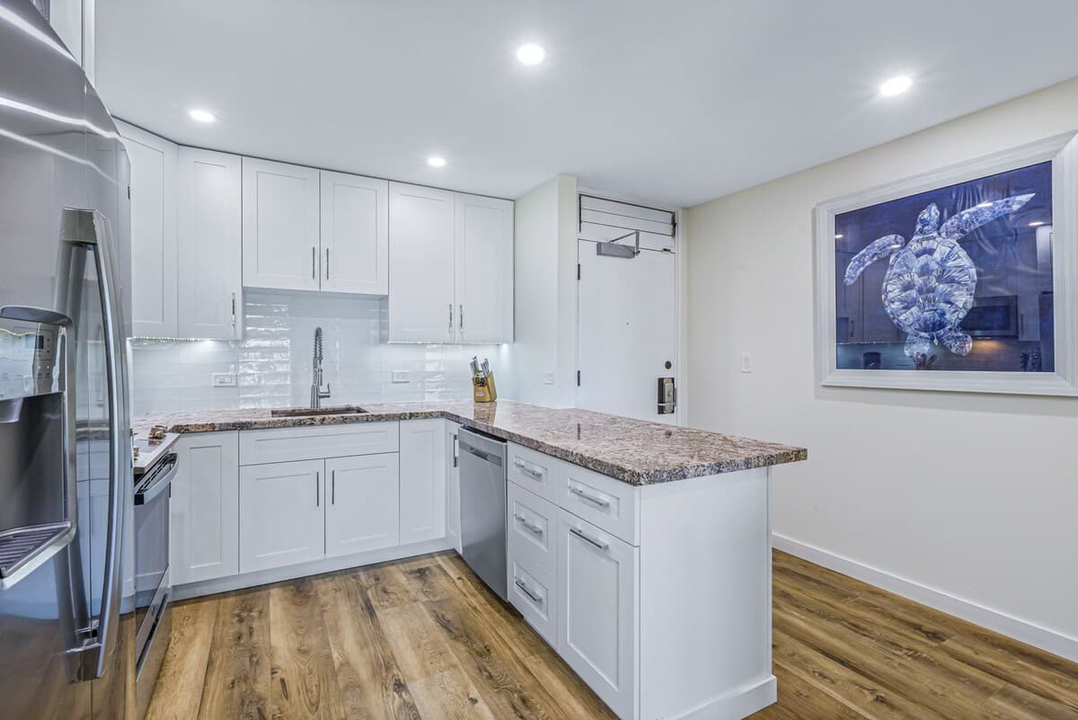 Condo in Lahaina · ★5.0 · 1 bedroom · 2 beds · 2 baths - Photo 2