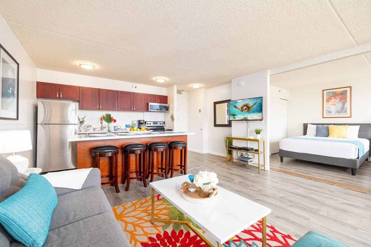 Condo in Honolulu · ★4.72 · 1 bedroom · 3 beds · 1 private bath - Photo 5