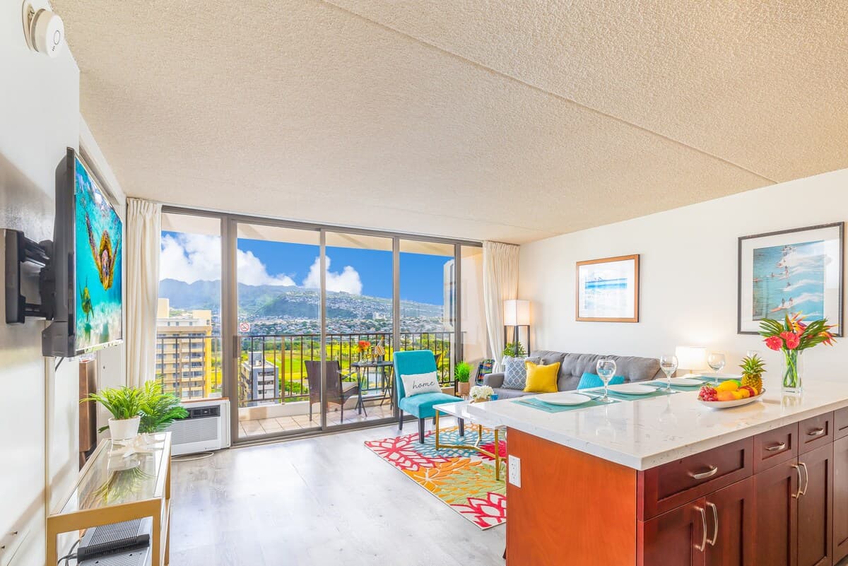 Condo in Honolulu · ★4.72 · 1 bedroom · 3 beds · 1 private bath - Photo 2