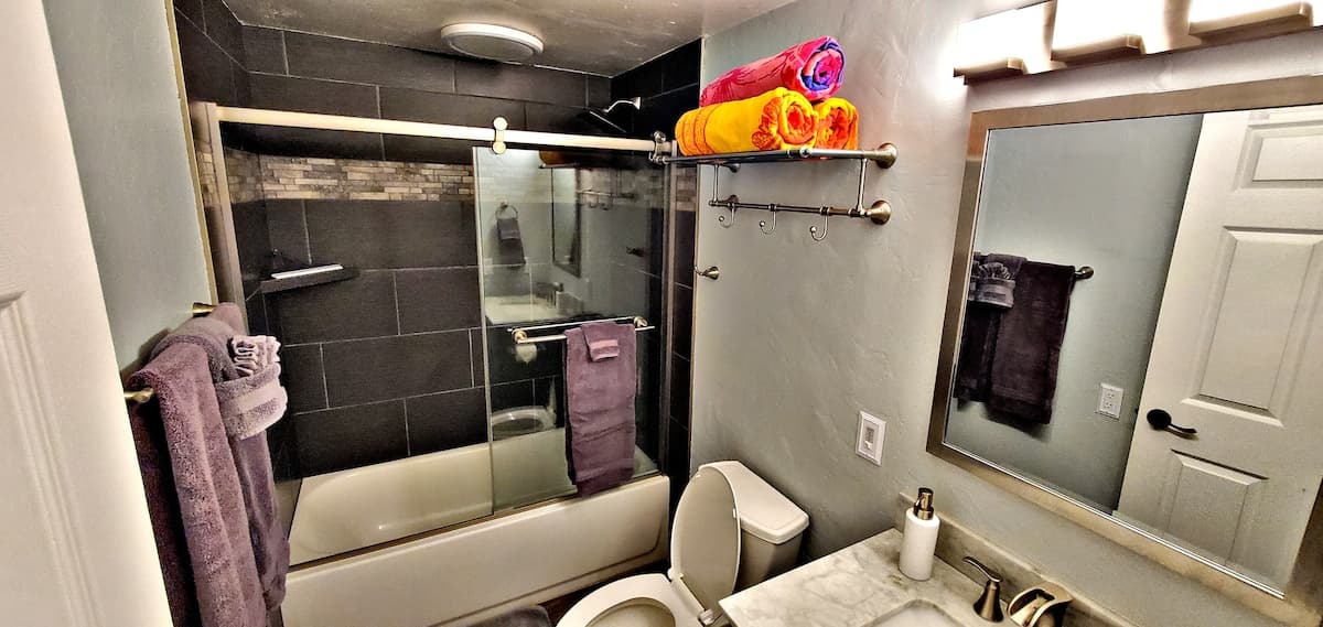 Condo in Kailua-Kona · ★4.95 · 1 bedroom · 2 beds · 1 private bath - Photo 2