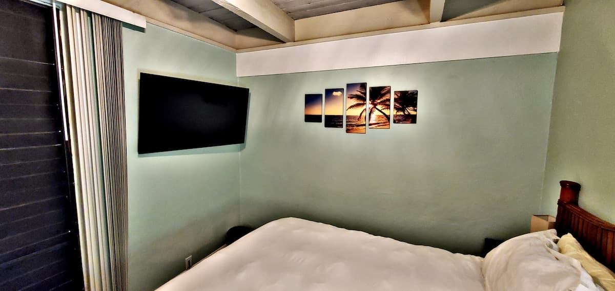 Condo in Kailua-Kona · ★4.95 · 1 bedroom · 2 beds · 1 private bath - Photo 4