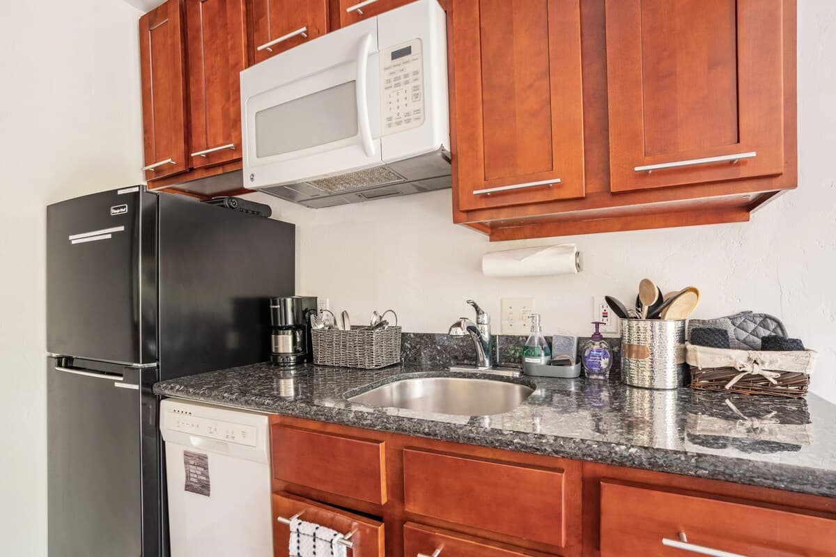 Condo in Princeville · ★4.88 · 1 bedroom · 2 beds · 1 private bath - Photo 4