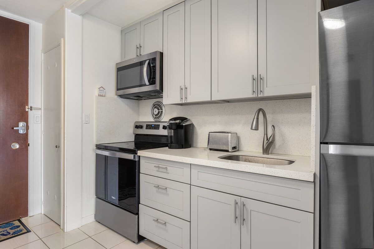 Condo in Honolulu · ★4.73 · Studio · 2 beds · 1 private bath - Photo 3