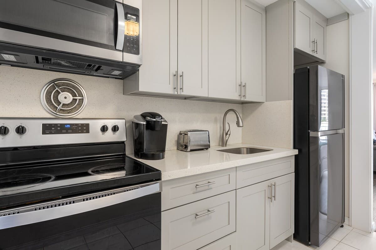 Condo in Honolulu · ★4.73 · Studio · 2 beds · 1 private bath - Photo 4