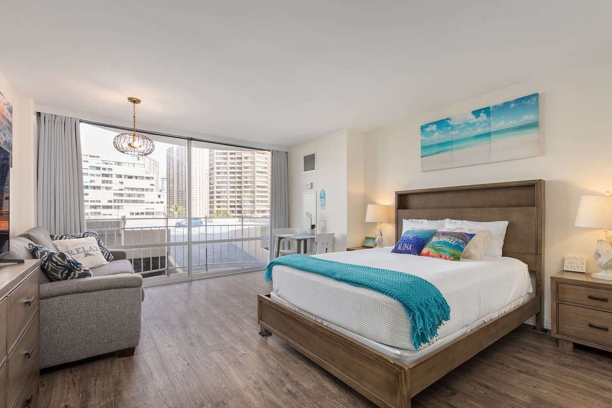 Condo in Honolulu · ★4.73 · Studio · 2 beds · 1 private bath - Photo 1