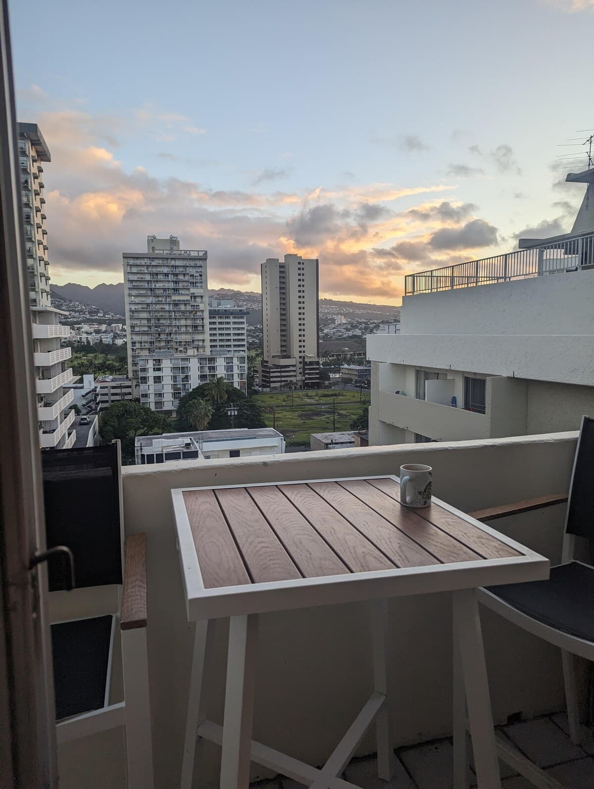 Condo in Honolulu · ★4.66 · Studio · 1 bed · 1 shared bath - Photo 4