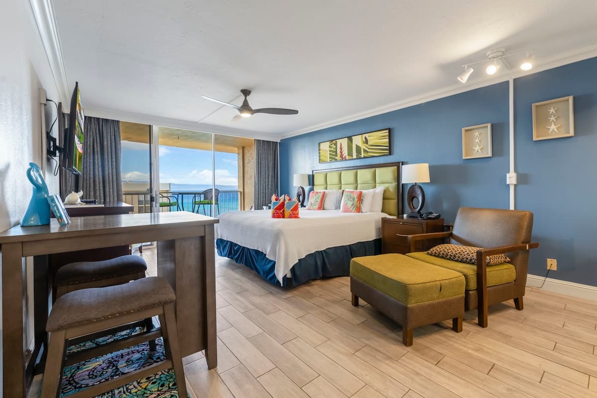 Condo in Lahaina · ★4.92 · Studio · 1 bath - Photo 1