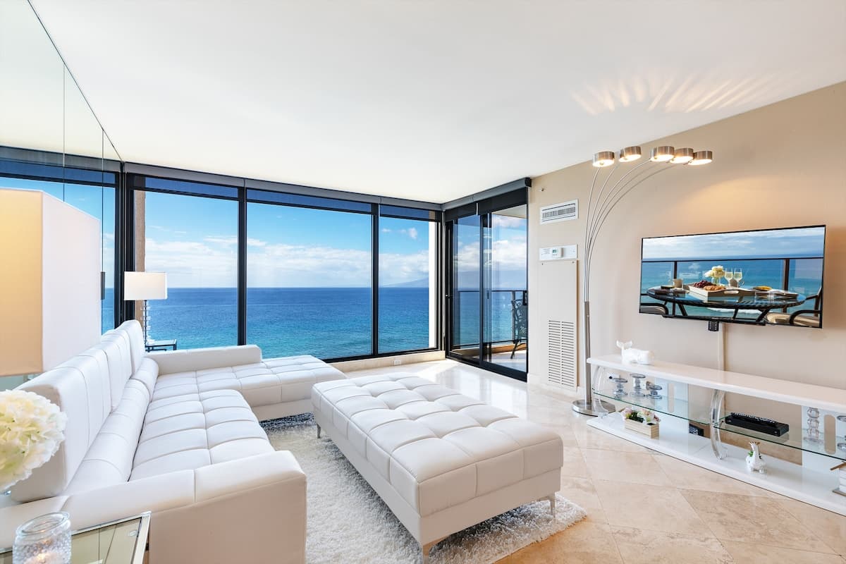 Condo in Lahaina · ★4.94 · 1 bedroom · 2 beds · 2 baths - Photo 3