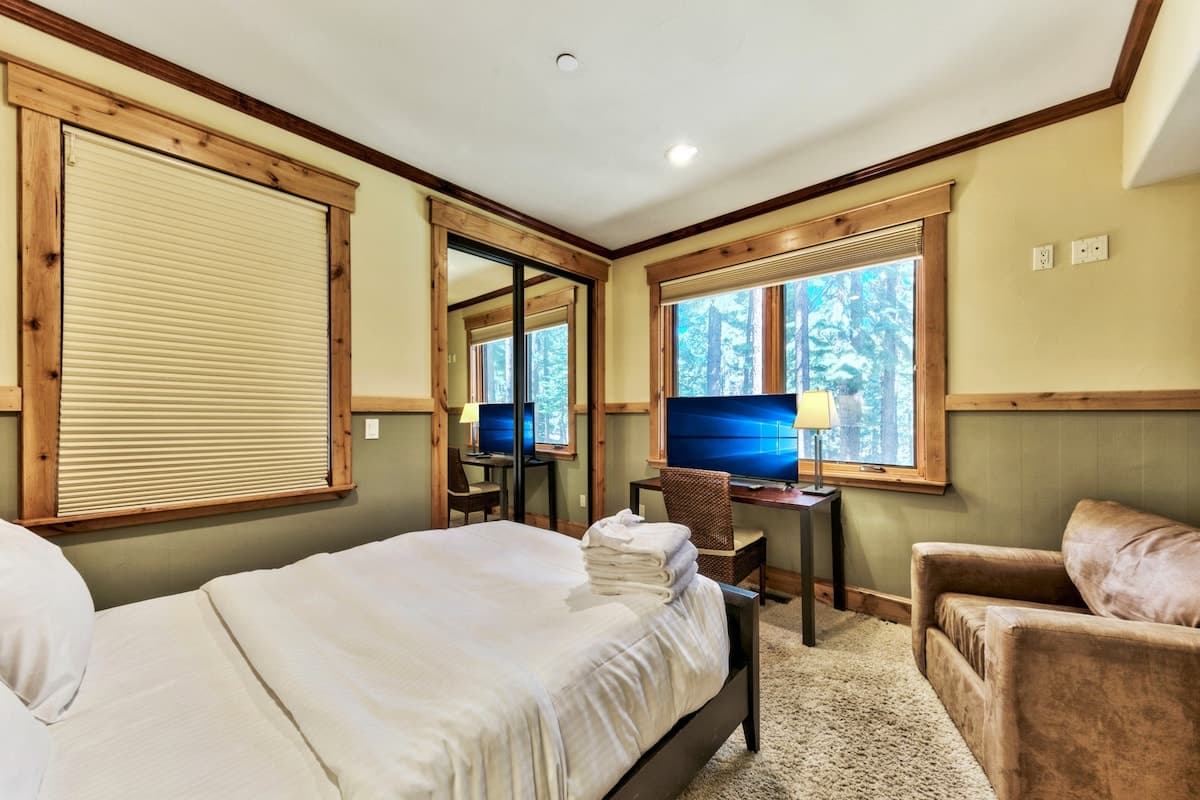 Luxury 5BR w/ Hot Tub, Arcade & Game Room - Photo 3