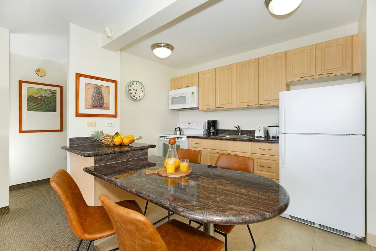 Condo in Honolulu · ★4.84 · 1 bedroom · 3 beds · 1 private bath - Photo 5