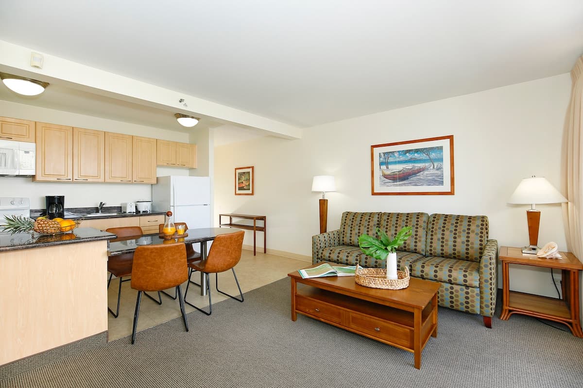 Condo in Honolulu · ★4.84 · 1 bedroom · 3 beds · 1 private bath - Photo 4
