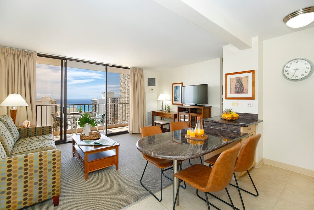 Condo in Honolulu · ★4.84 · 1 bedroom · 3 beds · 1 private bath - Photo 3