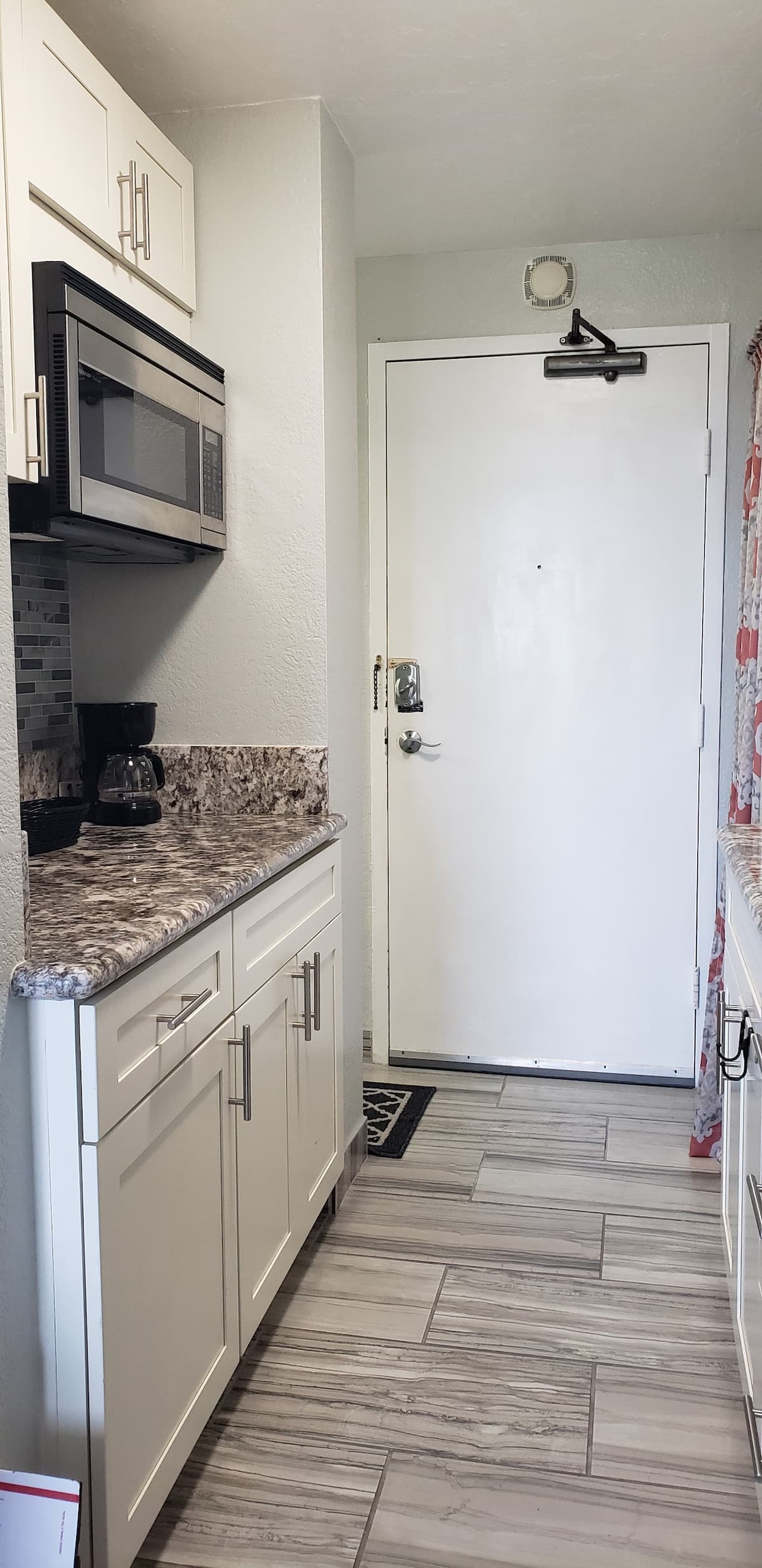 Condo in Honolulu · ★4.88 · Studio · 1 bed · 1 private bath - Photo 4