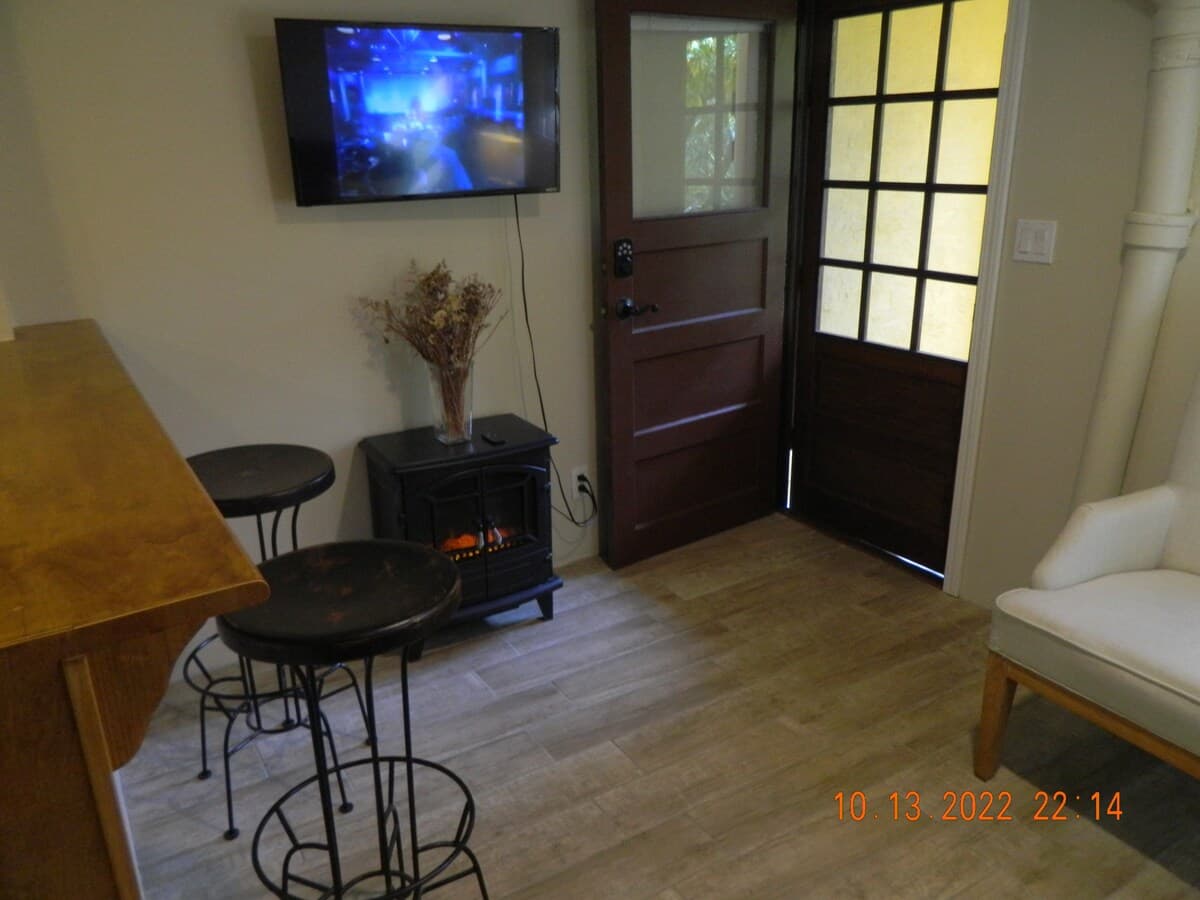 Garden apartment with private entrance - Photo 3