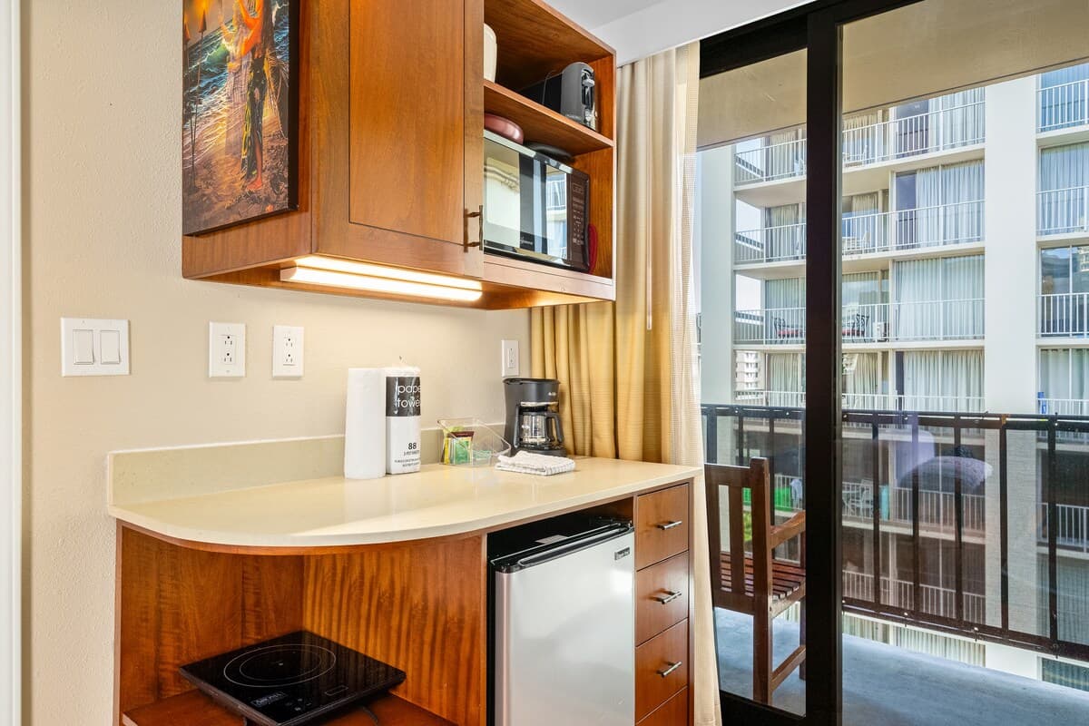 Condo in Honolulu · ★4.61 · Studio · 1 bed · 1 private bath - Photo 2