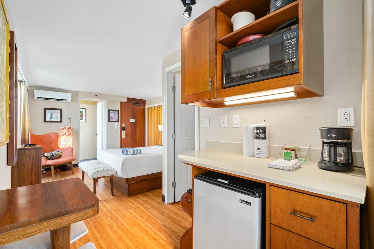 Condo in Honolulu · ★4.61 · Studio · 1 bed · 1 private bath - Photo 4
