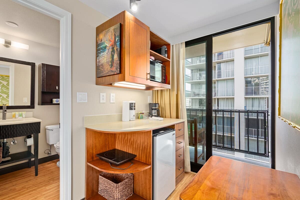 Condo in Honolulu · ★4.61 · Studio · 1 bed · 1 private bath - Photo 3