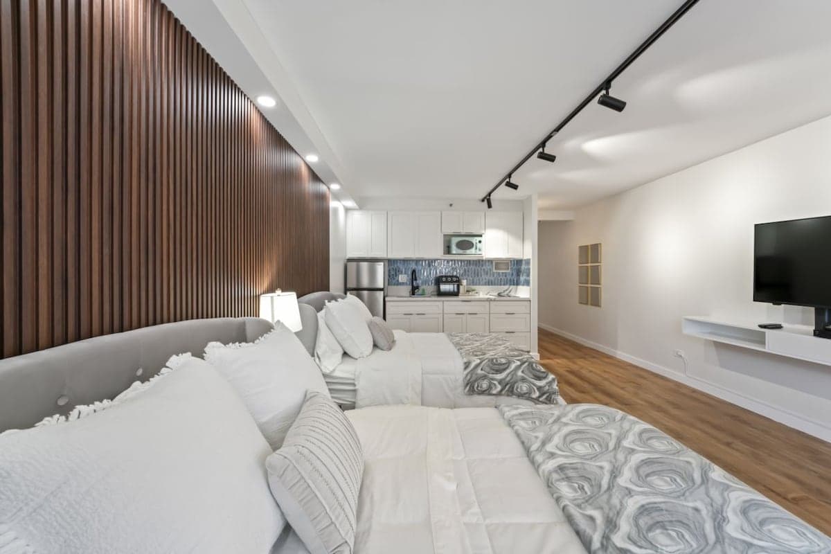 Condo in Honolulu · ★4.86 · Studio · 2 beds · 1 private bath - Photo 1