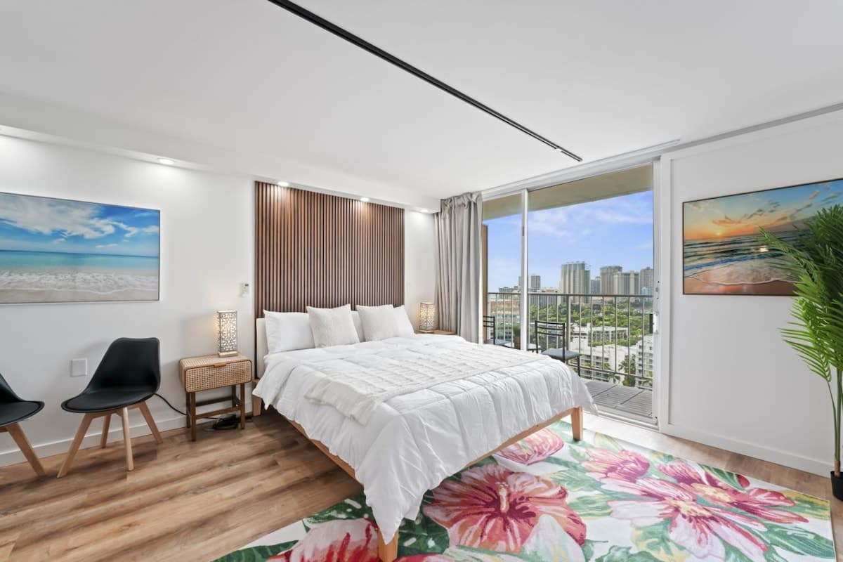 Condo in Honolulu · ★4.83 · Studio · 1 bed · 1 private bath - Photo 2