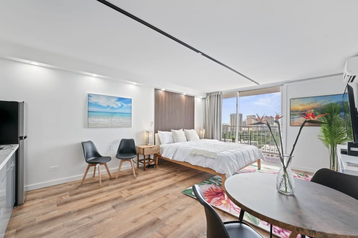 Condo in Honolulu · ★4.83 · Studio · 1 bed · 1 private bath - Photo 4