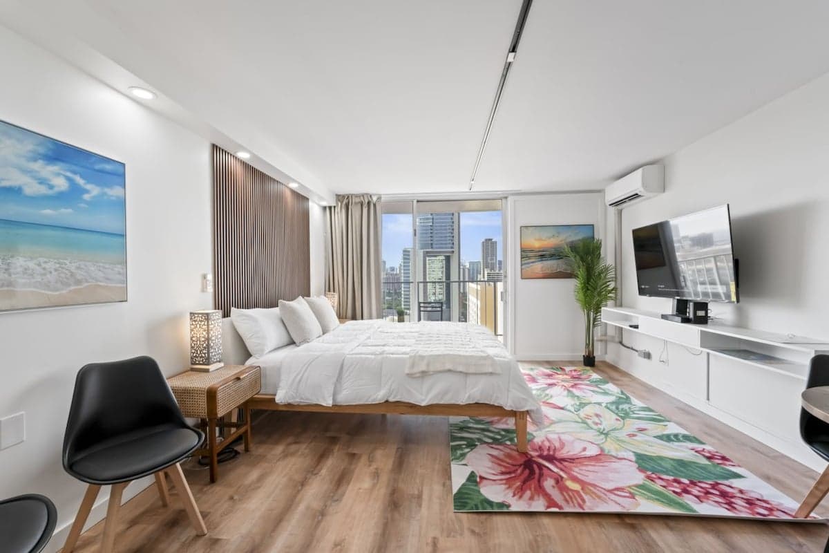 Condo in Honolulu · ★4.83 · Studio · 1 bed · 1 private bath - Photo 1