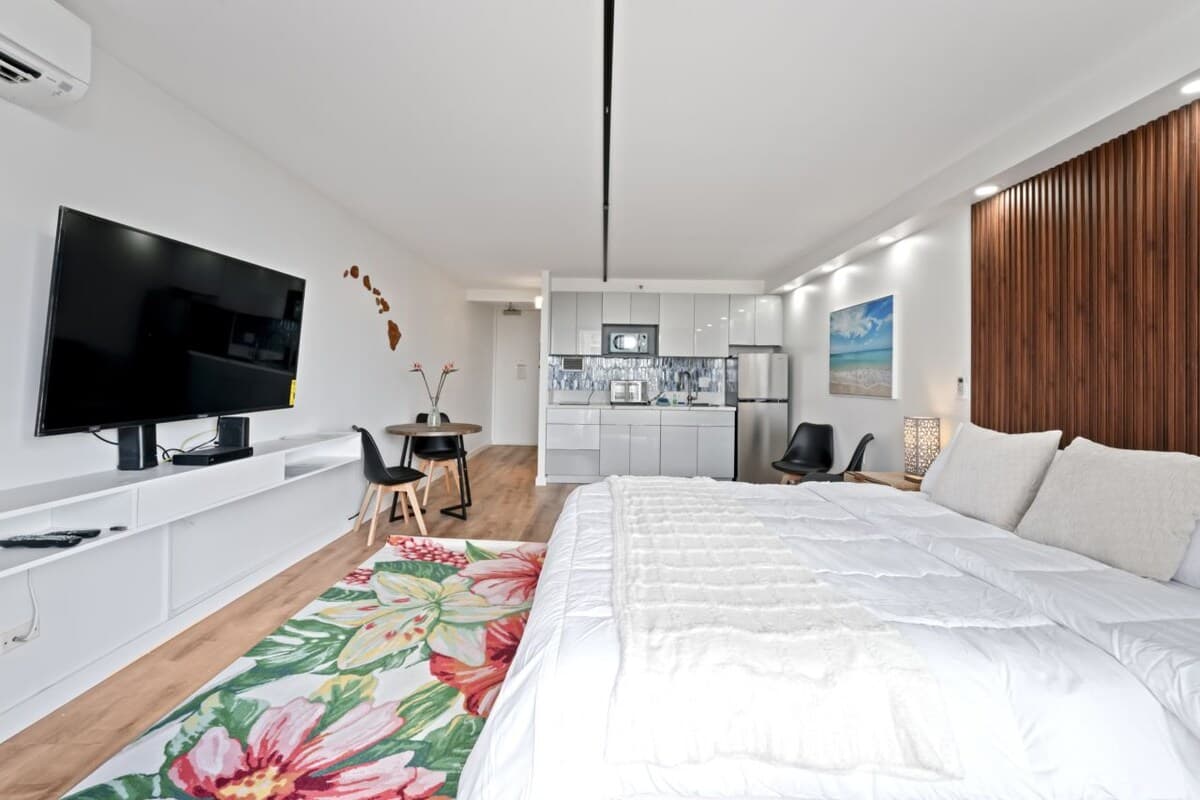 Condo in Honolulu · ★4.83 · Studio · 1 bed · 1 private bath - Photo 3
