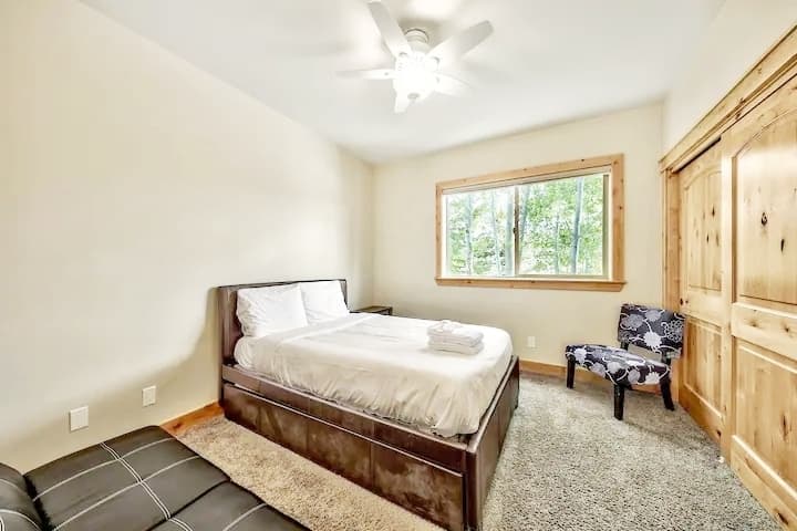 Mountain View Hot Tub, Pet-Friendly, Fenced Yard - Photo 2