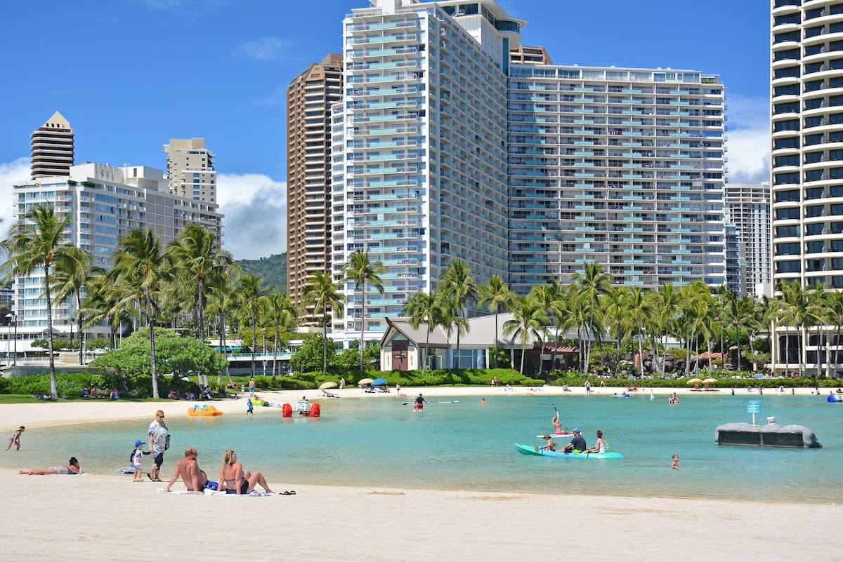 Condo in Honolulu · ★4.86 · 1 bedroom · 2 beds · 1 private bath - Photo 2