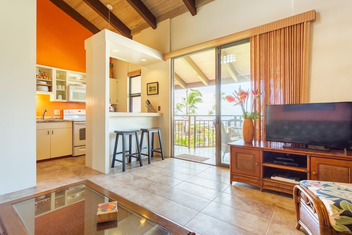 Condo in Kailua-Kona · ★4.86 · 2 bedrooms · 2 beds · 1 bath - Photo 4