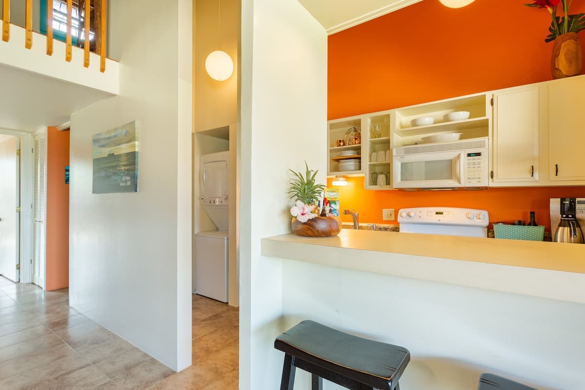 Condo in Kailua-Kona · ★4.86 · 2 bedrooms · 2 beds · 1 bath - Photo 3