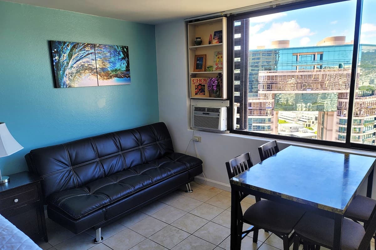 Condo in Honolulu · ★4.83 · Studio · 2 beds · 1 private bath - Photo 1