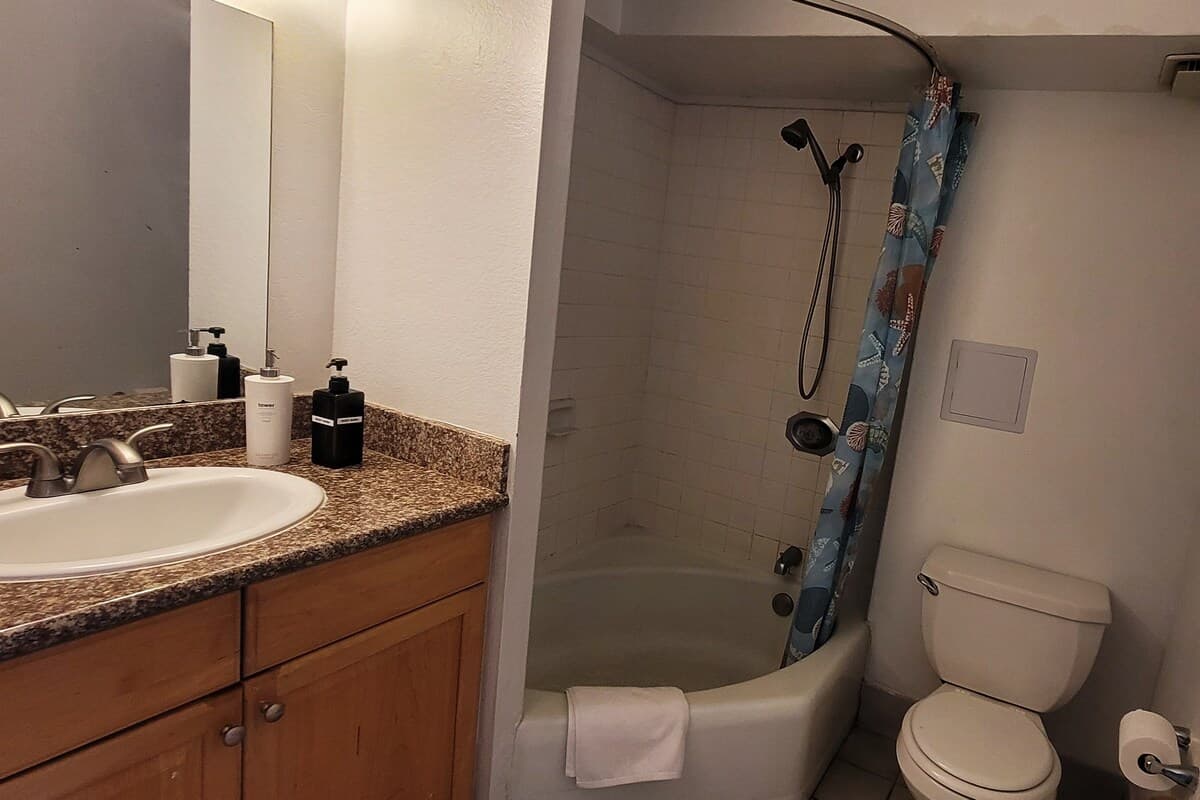 Condo in Honolulu · ★4.83 · Studio · 2 beds · 1 private bath - Photo 5