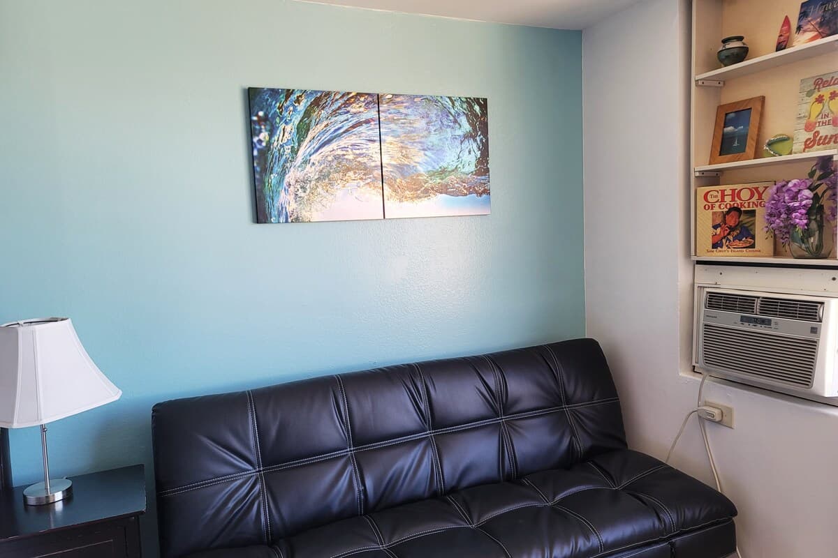 Condo in Honolulu · ★4.83 · Studio · 2 beds · 1 private bath - Photo 2