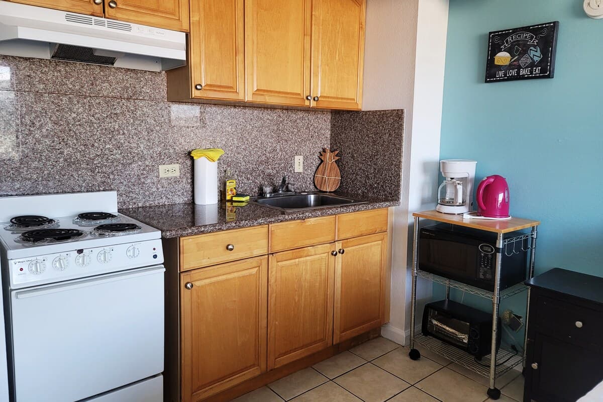 Condo in Honolulu · ★4.83 · Studio · 2 beds · 1 private bath - Photo 3