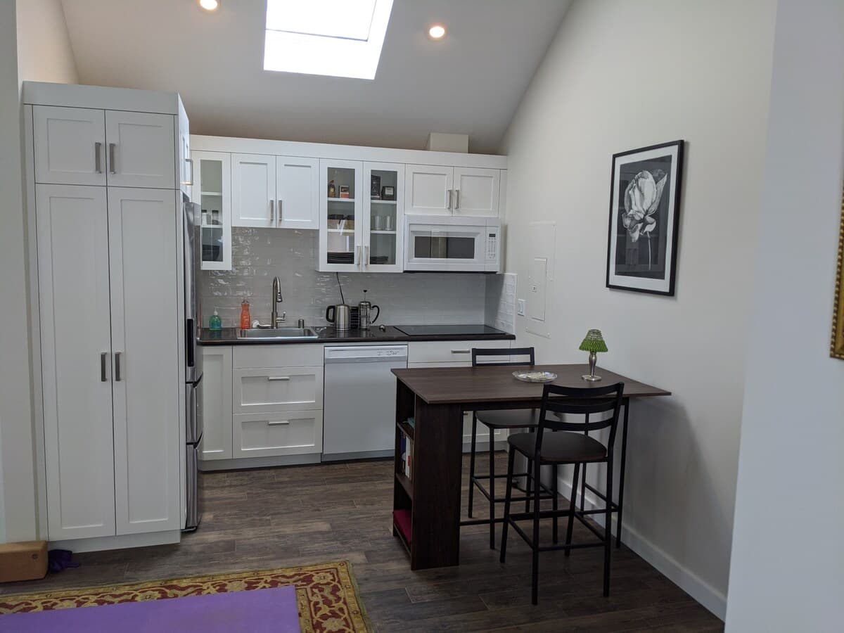 Private Alley-Entry Studio with Cathedral Ceiling - Photo 3
