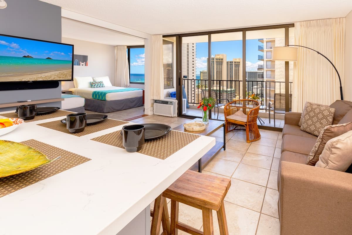 Condo in Honolulu · ★4.84 · 1 bedroom · 3 beds · 1 private bath - Photo 1