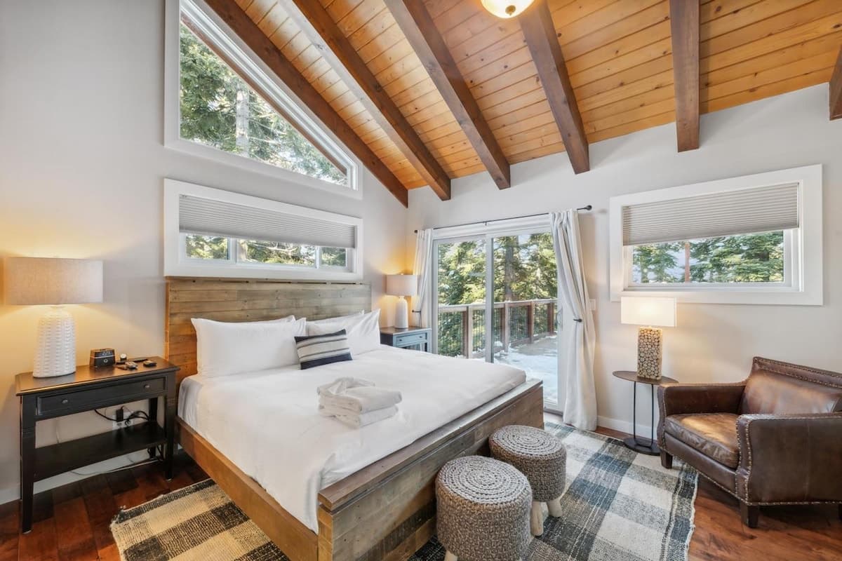 The Treehouse Hot Tub, EV Charger, Lake Views - Photo 1